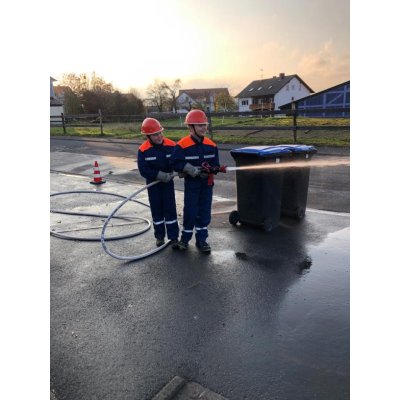 Jugend bei einem Löschangriff